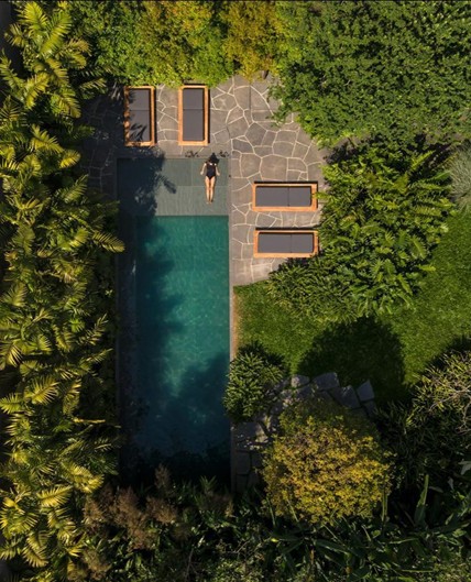 Pavimentazione esterna per piscina in pietra lavica