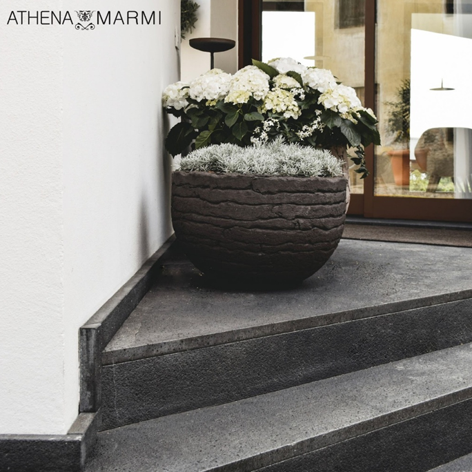 Aussentreppe aus Lavastein (Zusammenarbeit mit Athena Marmi)